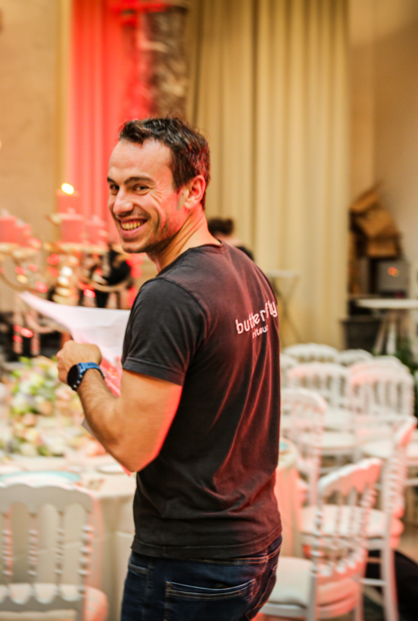 Chef de projet Butterfly coordonnant la mise en place d'une réception