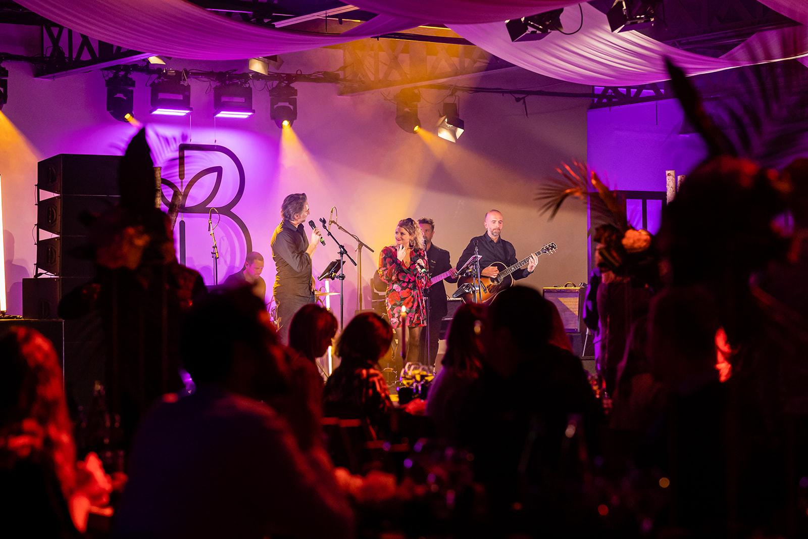 Concert live devant le logo Butterfly lors d'une soirée d'entreprise