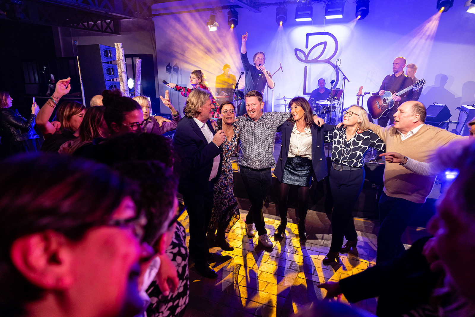 Convives réunis autour d'un cocktail lors d'une soirée d'entreprise