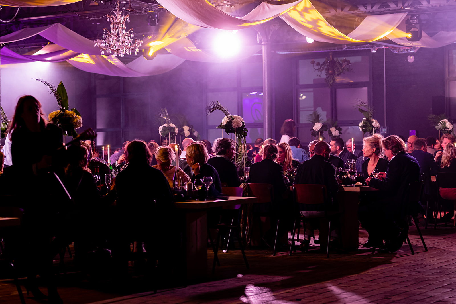 Dîner de gala sous éclairage violet pour les 10 ans de Butterfly