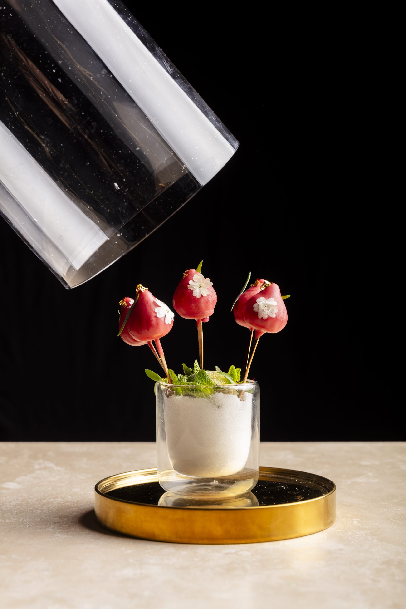 Bouchées sucrées roses décorées de fleurs et de feuille d'or servies dans un verre, création Butterfly Traiteur