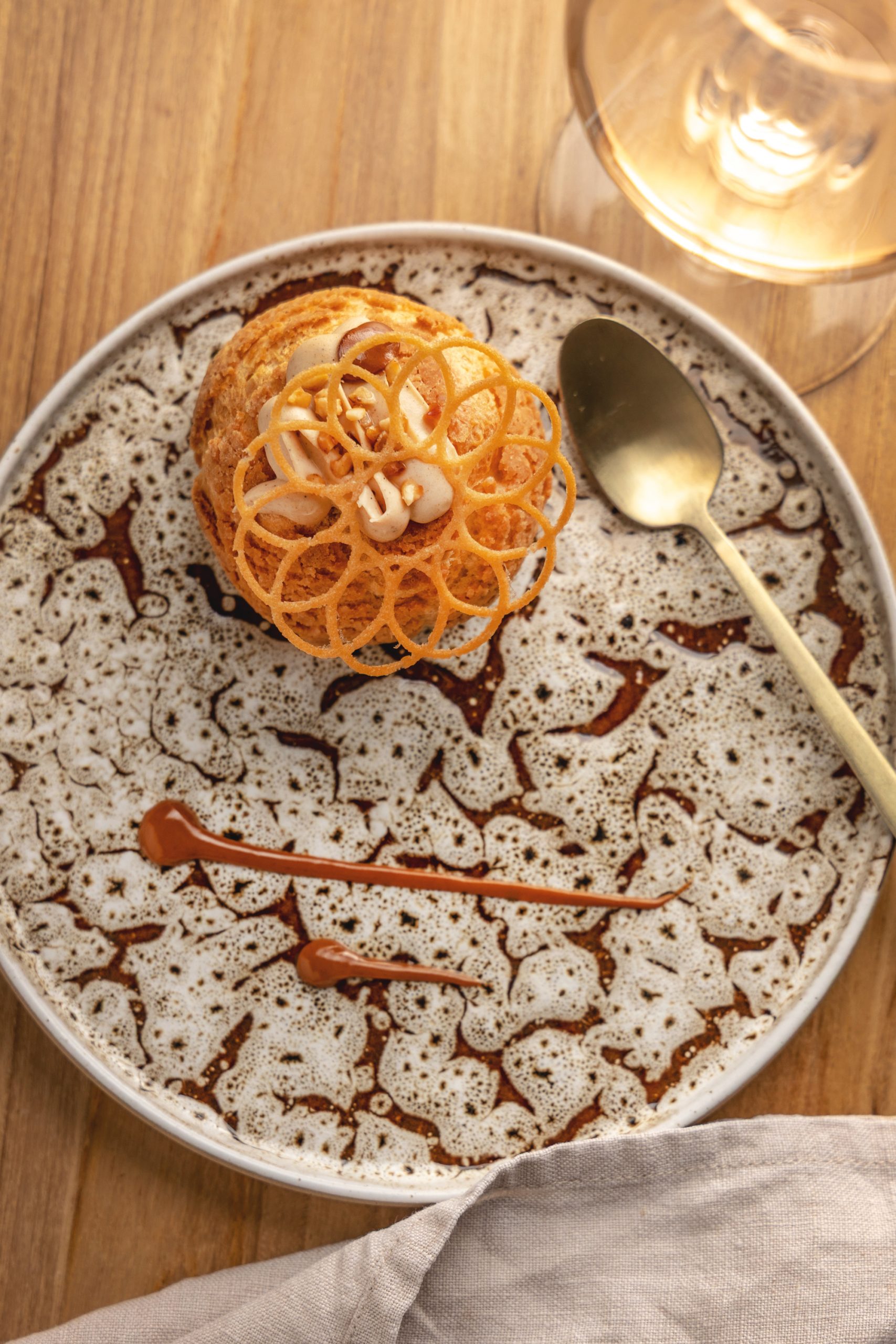 Dessert croustillant à la tuile de caramel et noisettes