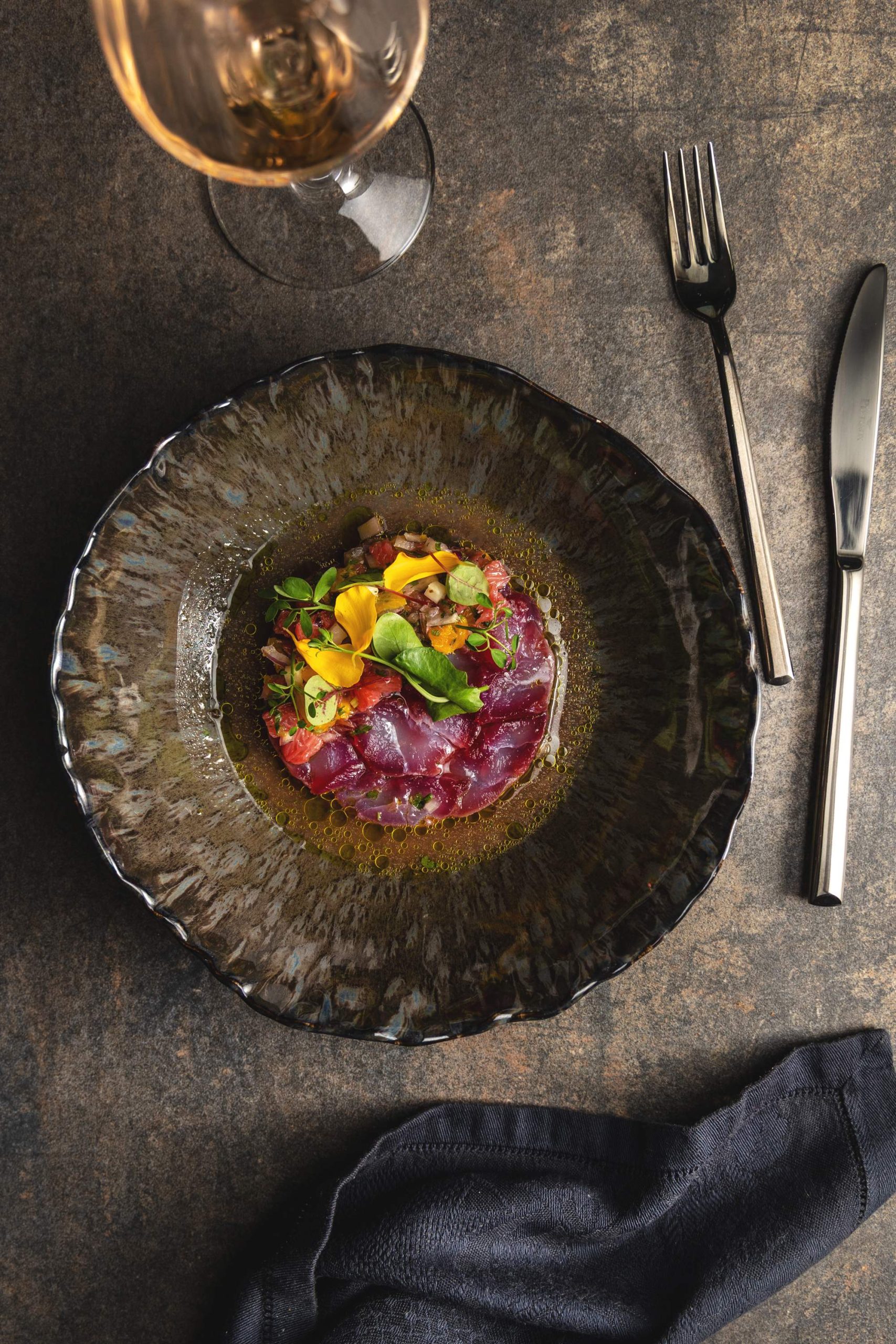 Tartare de bœuf aux fleurs comestibles et huile d'herbes