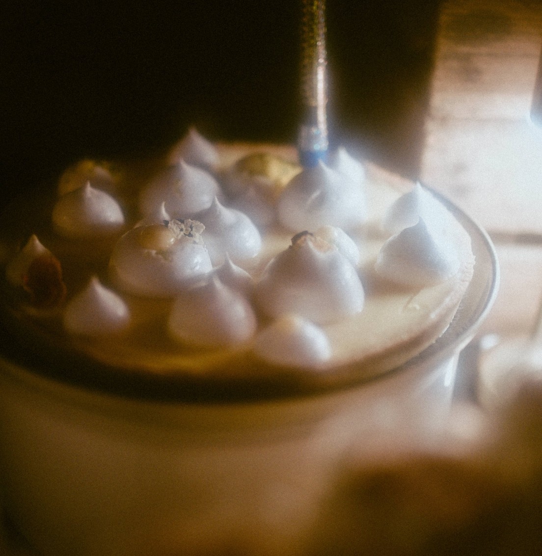 Dessert de mariage décoré de meringues et d’un cierge magique, servi par Butterfly Traiteur